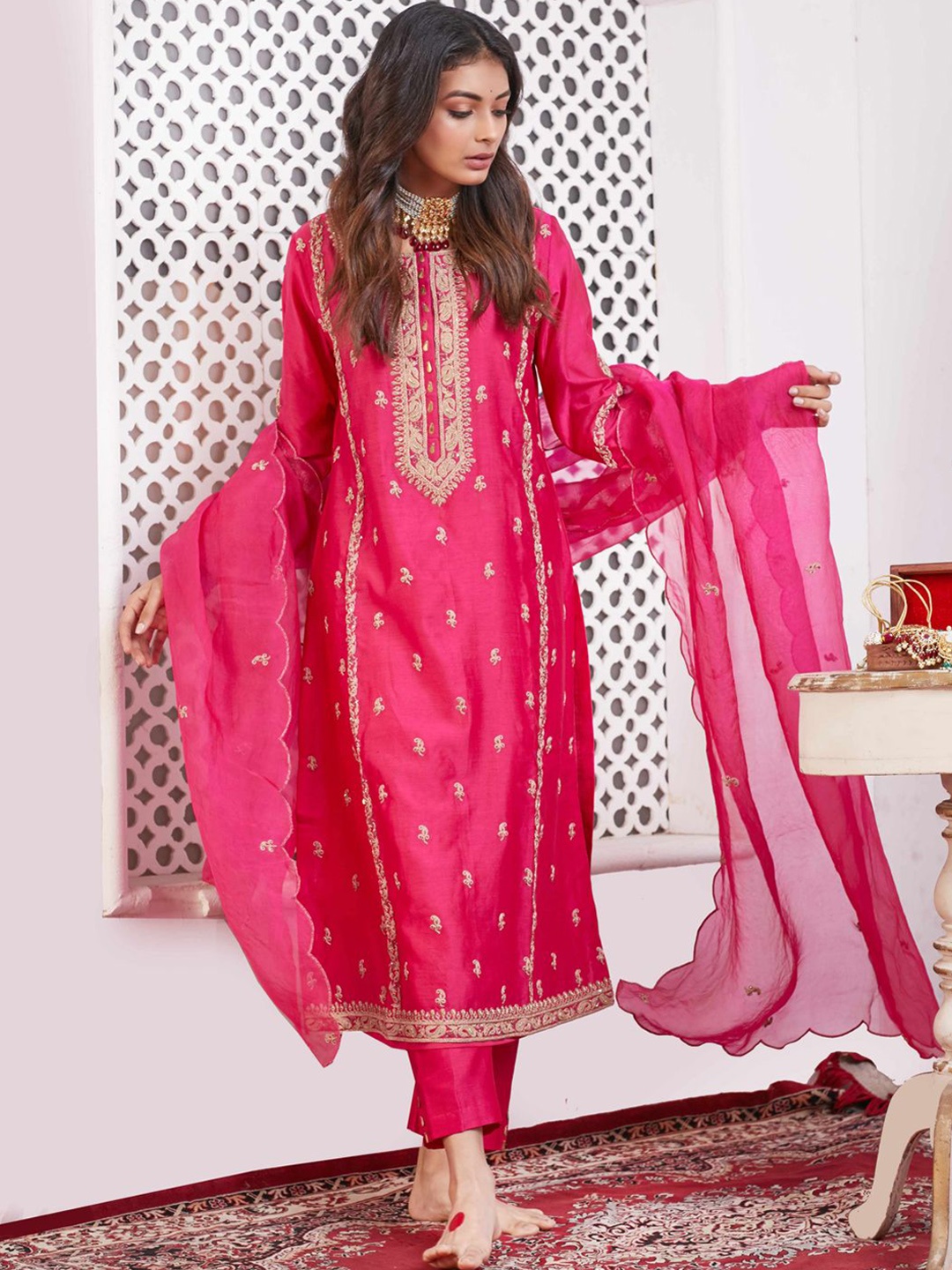 PINK CITY BY SARIKA Floral Embroidered Thread Work Organza Kurta With Trousers & Dupatta
PINK CITY BY SARIKA Floral Embroidered Thread Work Organza Kurta With Trousers & Dupatta