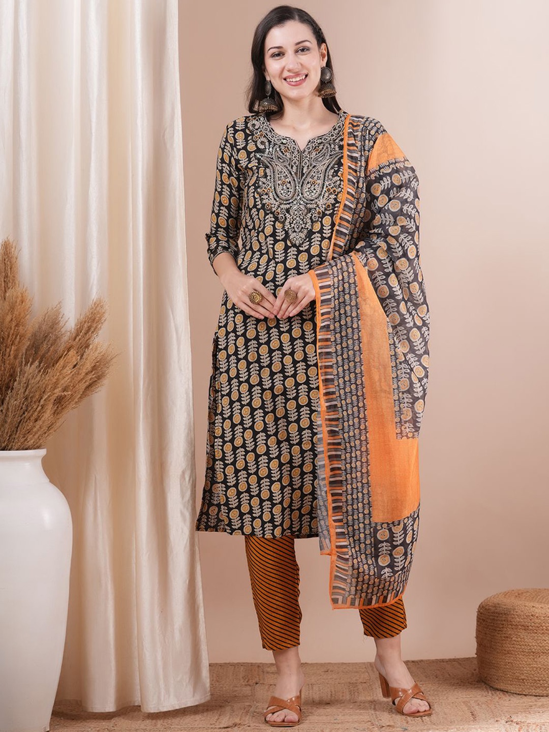 FASHOR Notch Neck Floral Printed Sequinned Straight Kurta with Trouser & Dupatta, Black
FASHOR Notch Neck Floral Printed Sequinned Straight Kurta with Trouser & Dupatta, Black