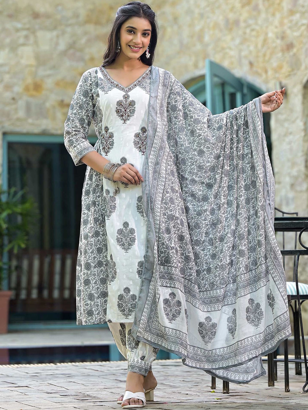 Peachmode Floral Printed Beads and Stones Pure Cotton Kurta with Trouser & Dupatta, White
Peachmode Floral Printed Beads and Stones Pure Cotton Kurta with Trouser & Dupatta, White