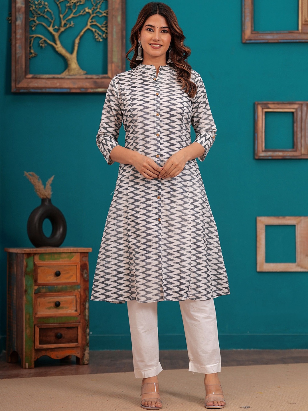 JAFFRY EMBROIDERY Chevron Printed Regular Pure Cotton A-Line Kurta with Trousers, Grey
JAFFRY EMBROIDERY Chevron Printed Regular Pure Cotton A-Line Kurta with Trousers, Grey