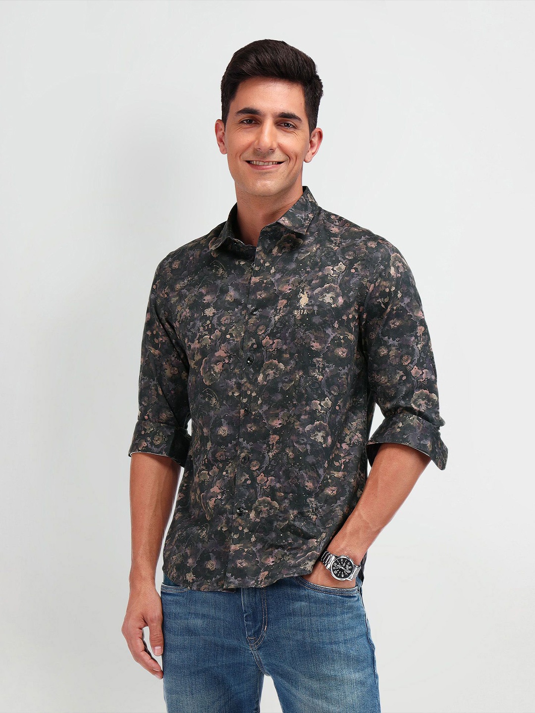 U.S. Polo Assn. Denim Co. Men Cutaway Collar Floral Printed Cotton Slim Fit Casual Shirt, Black
U.S. Polo Assn. Denim Co. Men Cutaway Collar Floral Printed Cotton Slim Fit Casual Shirt, Black