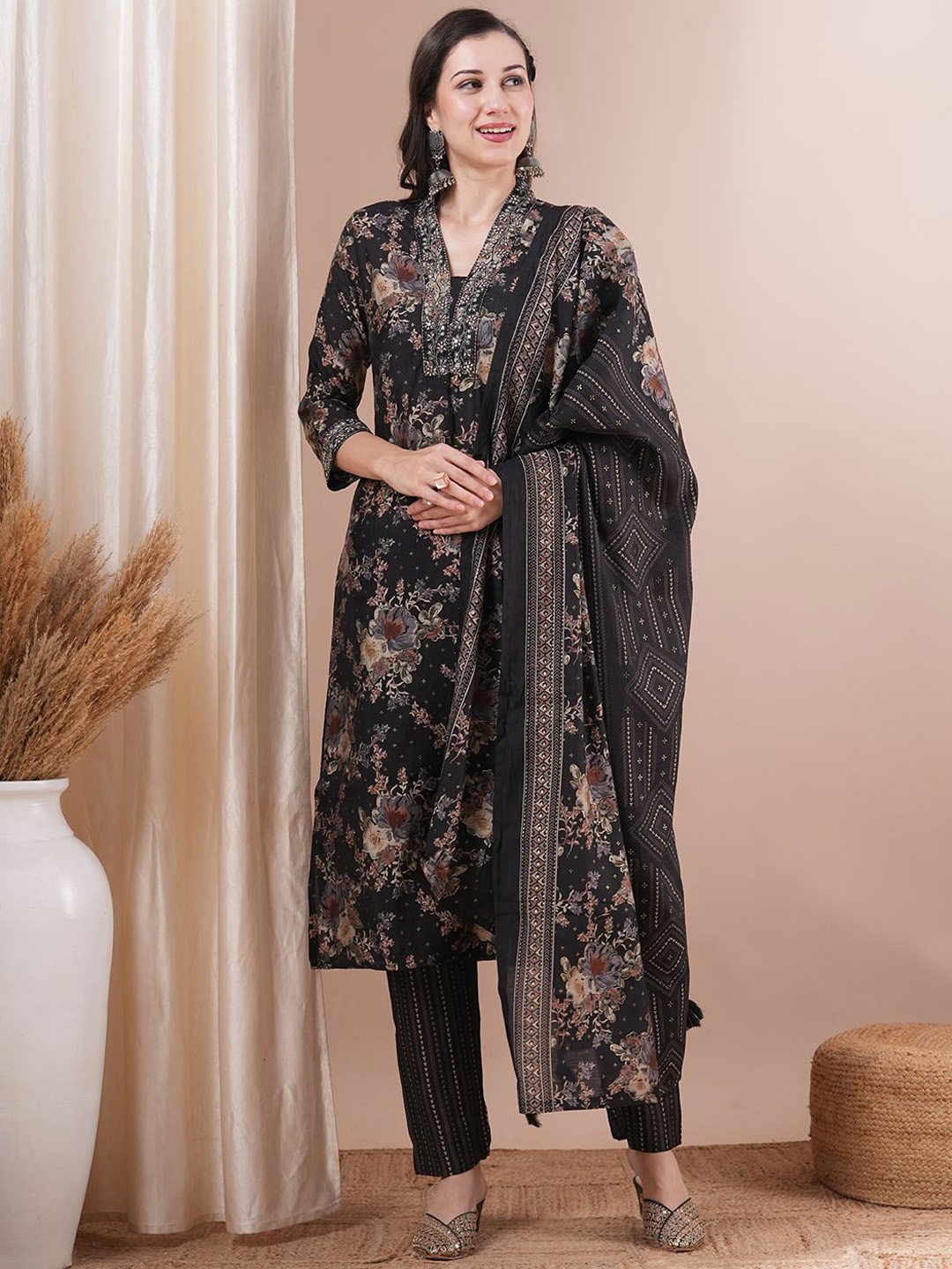 FASHOR Black Floral Printed V-Neck Regular Thread Work Kurta With Trouser With Dupatta
FASHOR Black Floral Printed V-Neck Regular Thread Work Kurta With Trouser With Dupatta