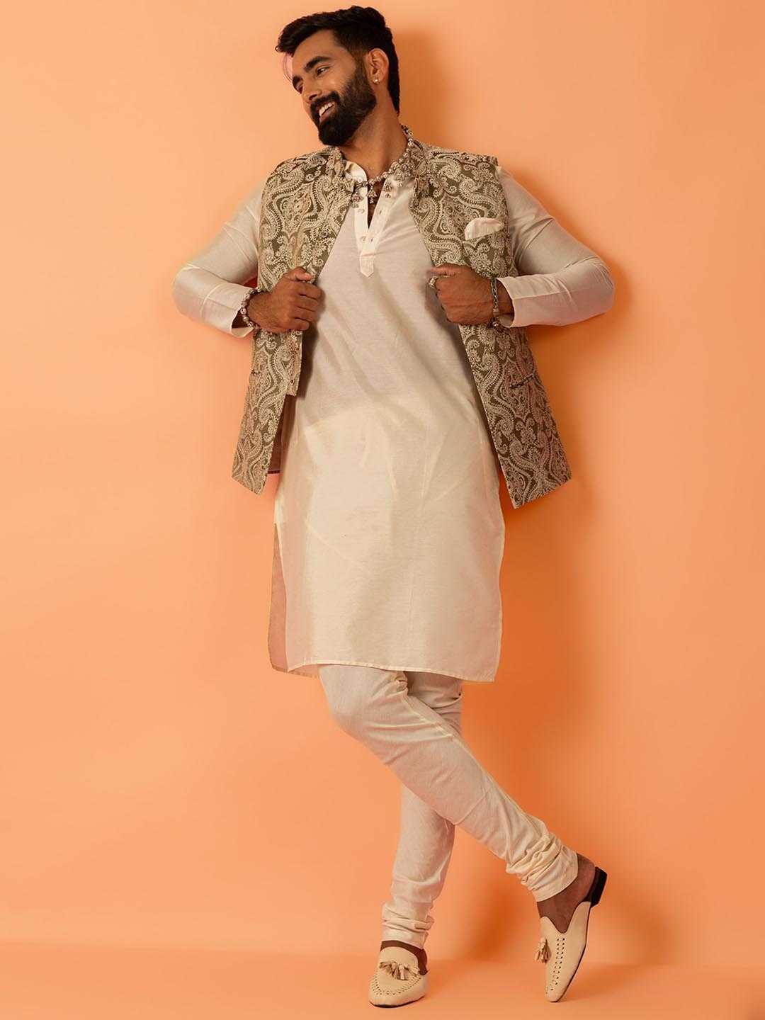 KISAH Mandarin Collar Straight Kurta with Churidar & Woven Design Nehru jacket, Green
KISAH Mandarin Collar Straight Kurta with Churidar & Woven Design Nehru jacket, Green