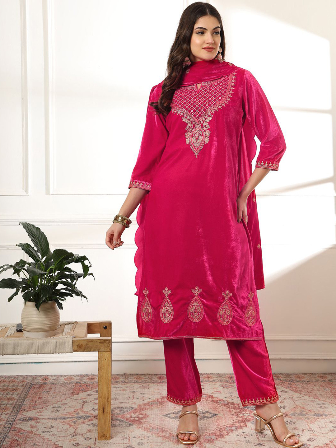 Yufta Floral Embroidered Thread Work Velvet Kurta with Trousers & Dupatta, Pink
Yufta Floral Embroidered Thread Work Velvet Kurta with Trousers & Dupatta, Pink
