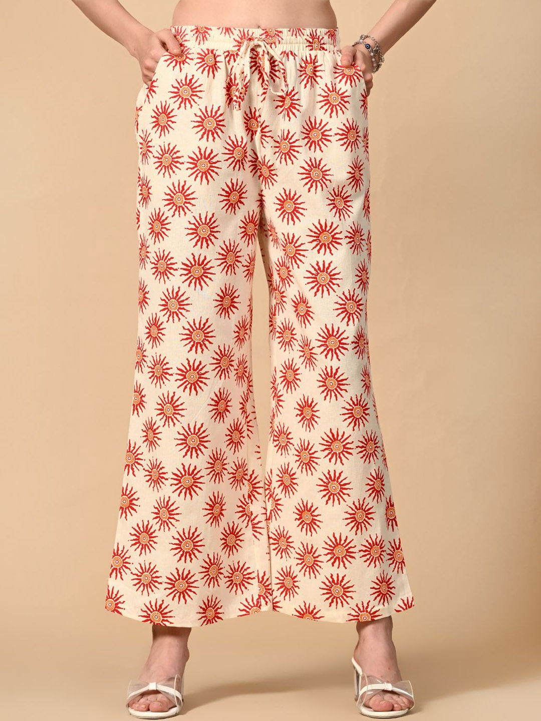 PRETTY LOVING THING Women Cotton Floral Printed Mid-Rise Regular Fit Drawstring Trousers, Beige
PRETTY LOVING THING Women Cotton Floral Printed Mid-Rise Regular Fit Drawstring Trousers, Beige