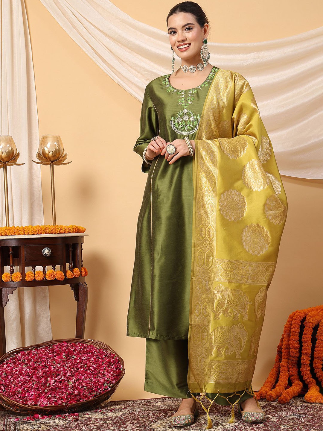 House Of Zelena Floral Embroidered Thread Work Maternity Kurta with Trouser & Dupatta, Green
House Of Zelena Floral Embroidered Thread Work Maternity Kurta with Trouser & Dupatta, Green