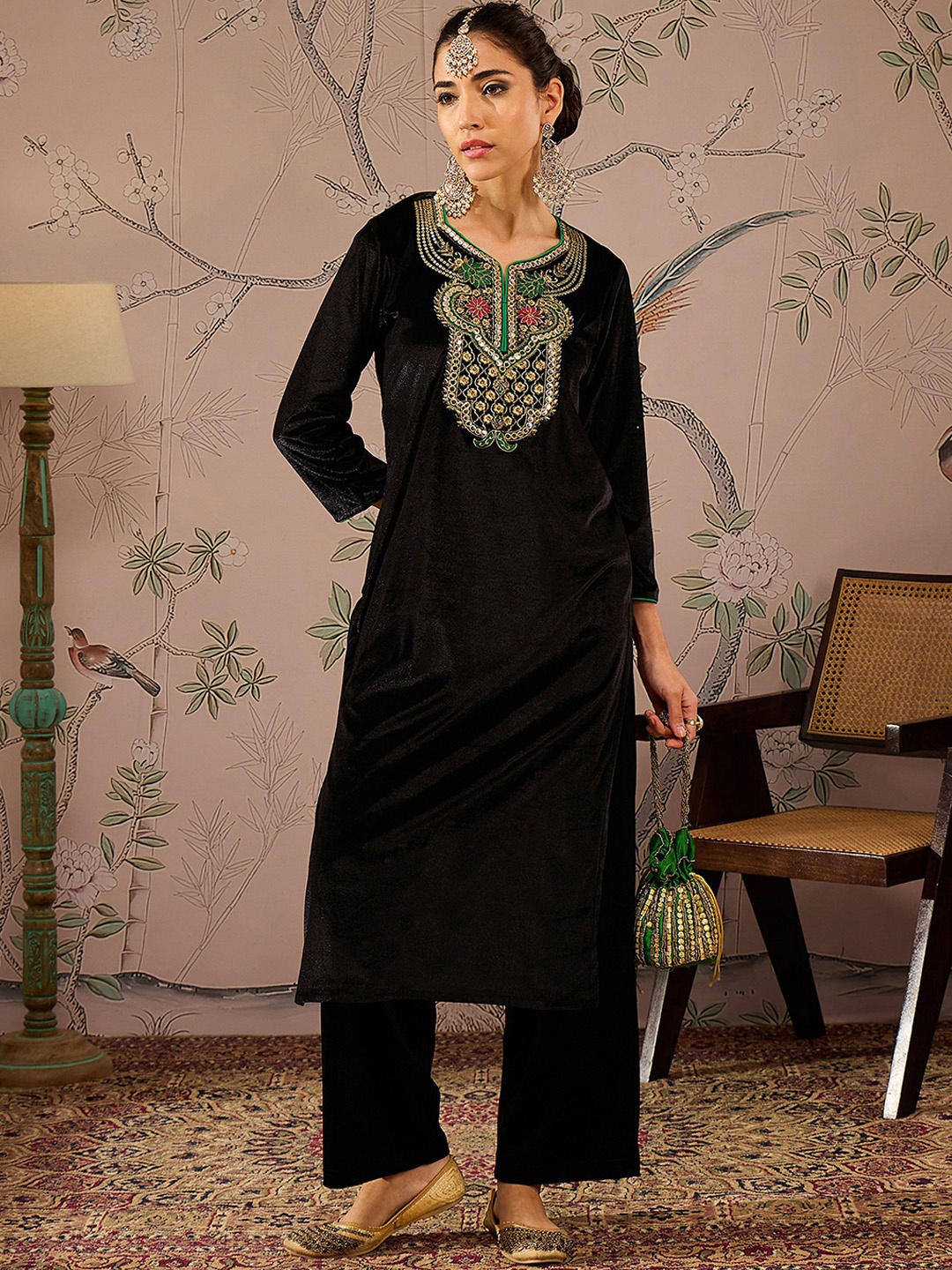 Shae by SASSAFRAS Floral Embroidered Round Neck Three-Quarter Sleeves Regular Velvet Kurta, Black
Shae by SASSAFRAS Floral Embroidered Round Neck Three-Quarter Sleeves Regular Velvet Kurta, Black