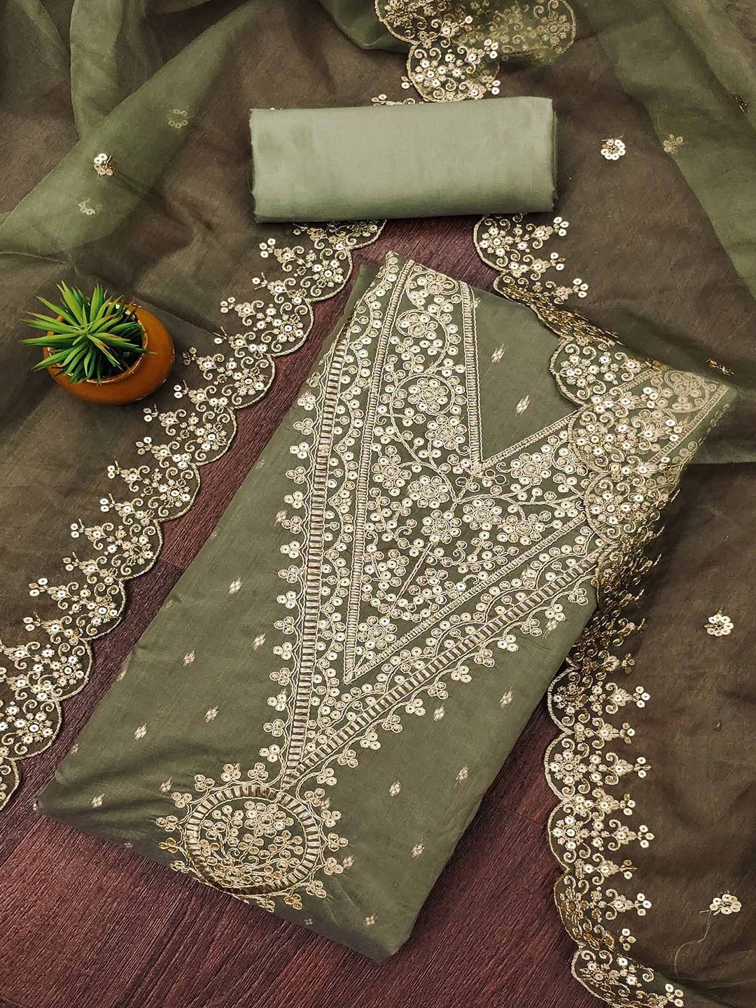 Peachmode Floral Embroidered Sequinned Woven Chanderi Unstitched Dress Material, Green
Peachmode Floral Embroidered Sequinned Woven Chanderi Unstitched Dress Material, Green