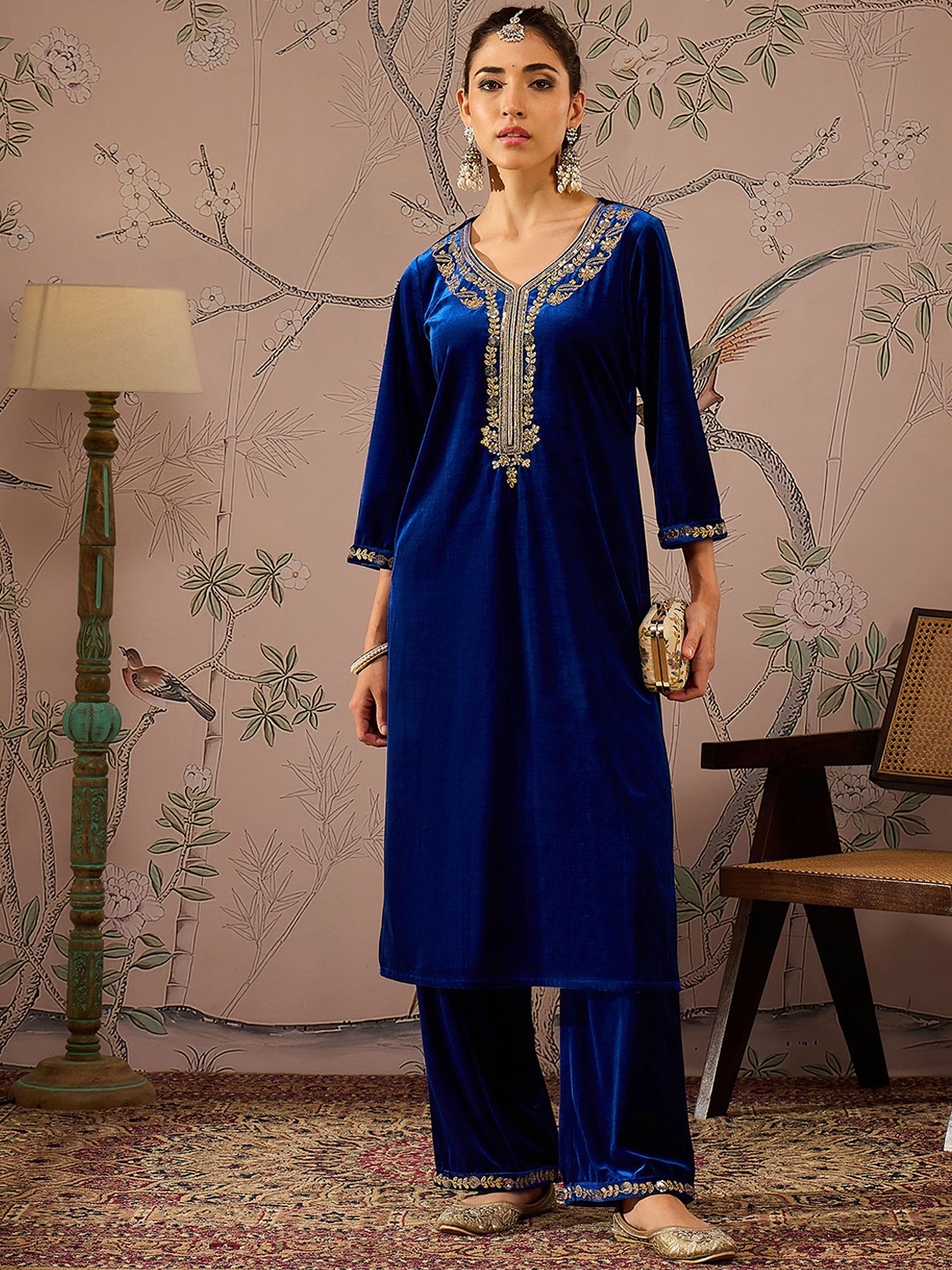 Shae by SASSAFRAS Floral Yoke Design Thread Work Velvet Kurta with Trouser, Blue
Shae by SASSAFRAS Floral Yoke Design Thread Work Velvet Kurta with Trouser, Blue