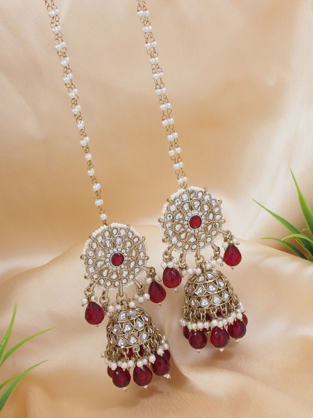 I Jewels Gold-Plated Kundan Studded & Pearls Dome Shaped Jhumkas With Attachable Ear Chain
I Jewels Gold-Plated Kundan Studded & Pearls Dome Shaped Jhumkas With Attachable Ear Chain