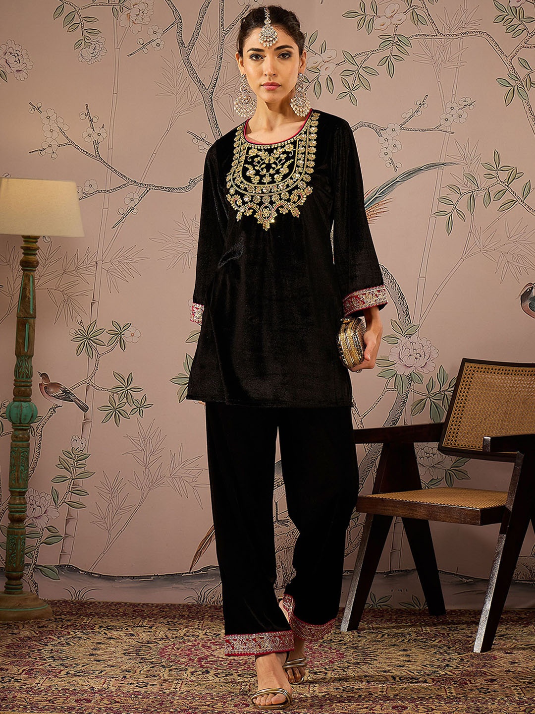 Shae by SASSAFRAS Floral Embroidered Round Neck Three-Quarter Sleeves Regular Velvet Kurta, Black
Shae by SASSAFRAS Floral Embroidered Round Neck Three-Quarter Sleeves Regular Velvet Kurta, Black