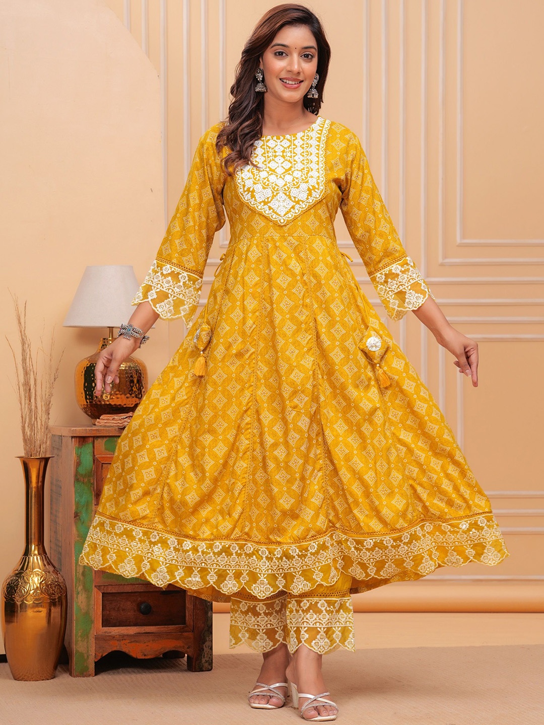JAFFRY EMBROIDERY Embroidered Thread Work Panelled Kurta with Trouser & Dupatta, Yellow
JAFFRY EMBROIDERY Embroidered Thread Work Panelled Kurta with Trouser & Dupatta, Yellow