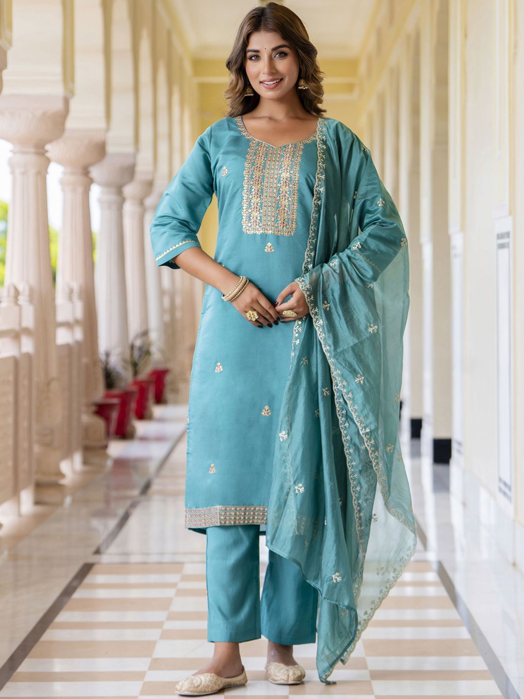 VredeVogel Floral Embroidered Sweetheart Neck Regular Kurta With Trouser With Dupatta, Blue
VredeVogel Floral Embroidered Sweetheart Neck Regular Kurta With Trouser With Dupatta, Blue