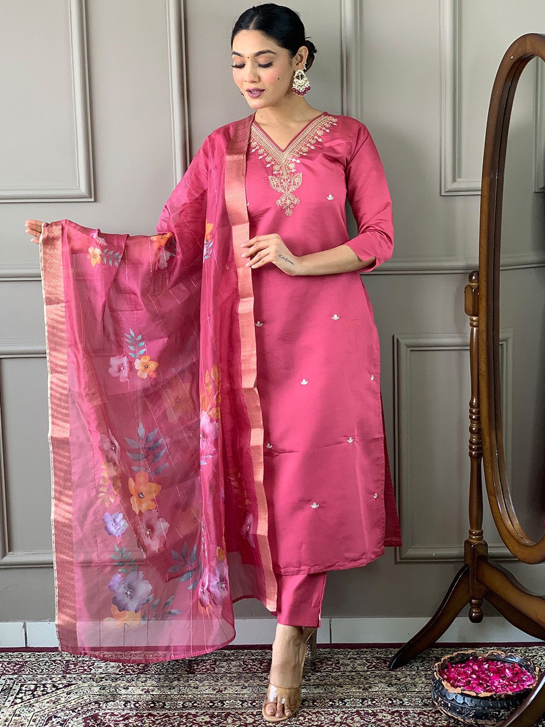 Ishin V-Neck Floral Yoke Design Sequinned Straight Kurta with Trouser & Dupatta, Pink
Ishin V-Neck Floral Yoke Design Sequinned Straight Kurta with Trouser & Dupatta, Pink