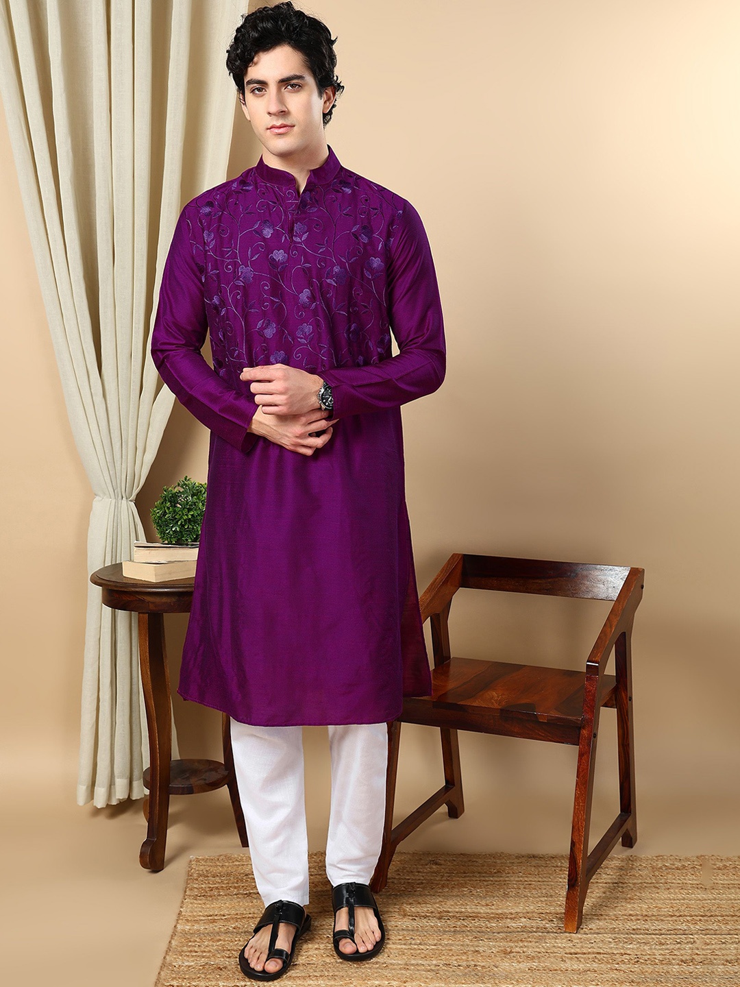 TATTVA Floral Embroidered Mandarin Collar Long Regular Sleeves Regular Straight Kurta, Purple
TATTVA Floral Embroidered Mandarin Collar Long Regular Sleeves Regular Straight Kurta, Purple