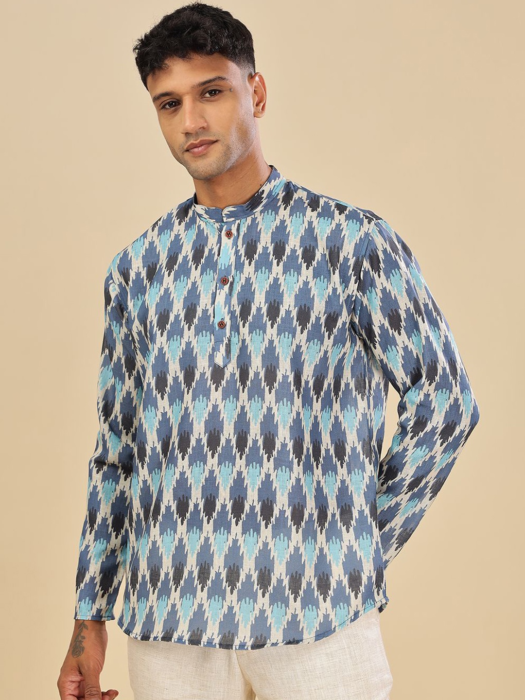 Vestirio Geometric Printed Mandarin Collar Long Sleeves Regular Straight Kurta, Blue
Vestirio Geometric Printed Mandarin Collar Long Sleeves Regular Straight Kurta, Blue