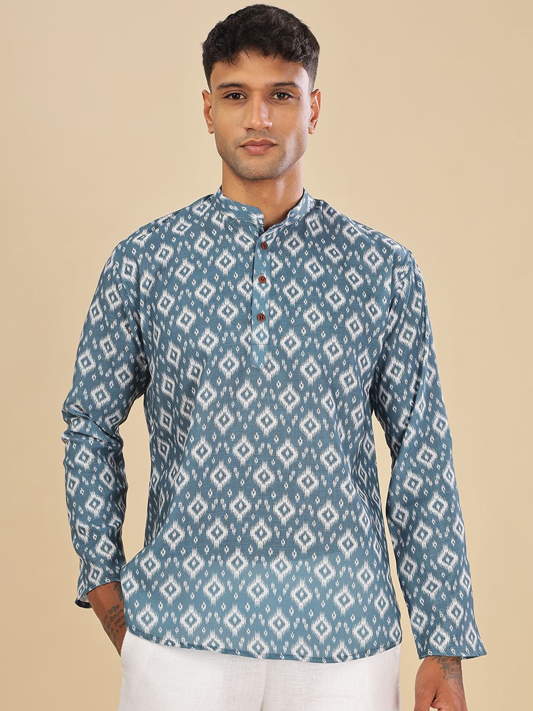 Vestirio Geometric Printed Mandarin Collar Long Sleeves Regular Straight Kurta, Blue
Vestirio Geometric Printed Mandarin Collar Long Sleeves Regular Straight Kurta, Blue