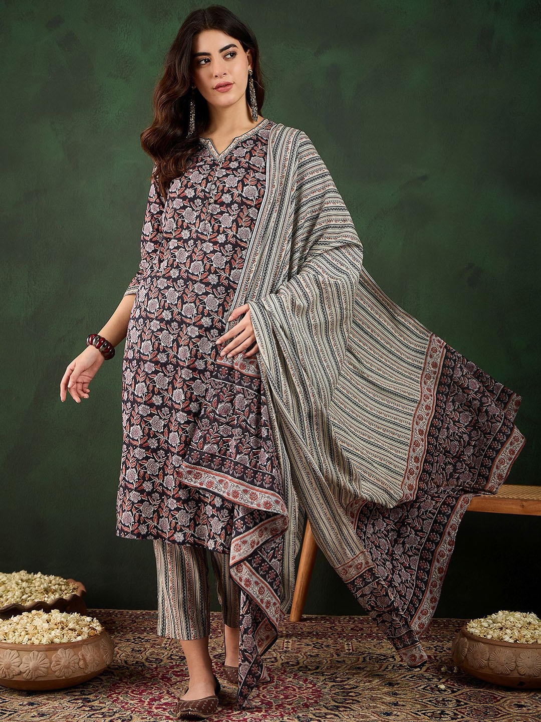 BANDIA Floral Printed Sequinned Pure Cotton Straight Kurta With Trouser & Dupatta, Black
BANDIA Floral Printed Sequinned Pure Cotton Straight Kurta With Trouser & Dupatta, Black