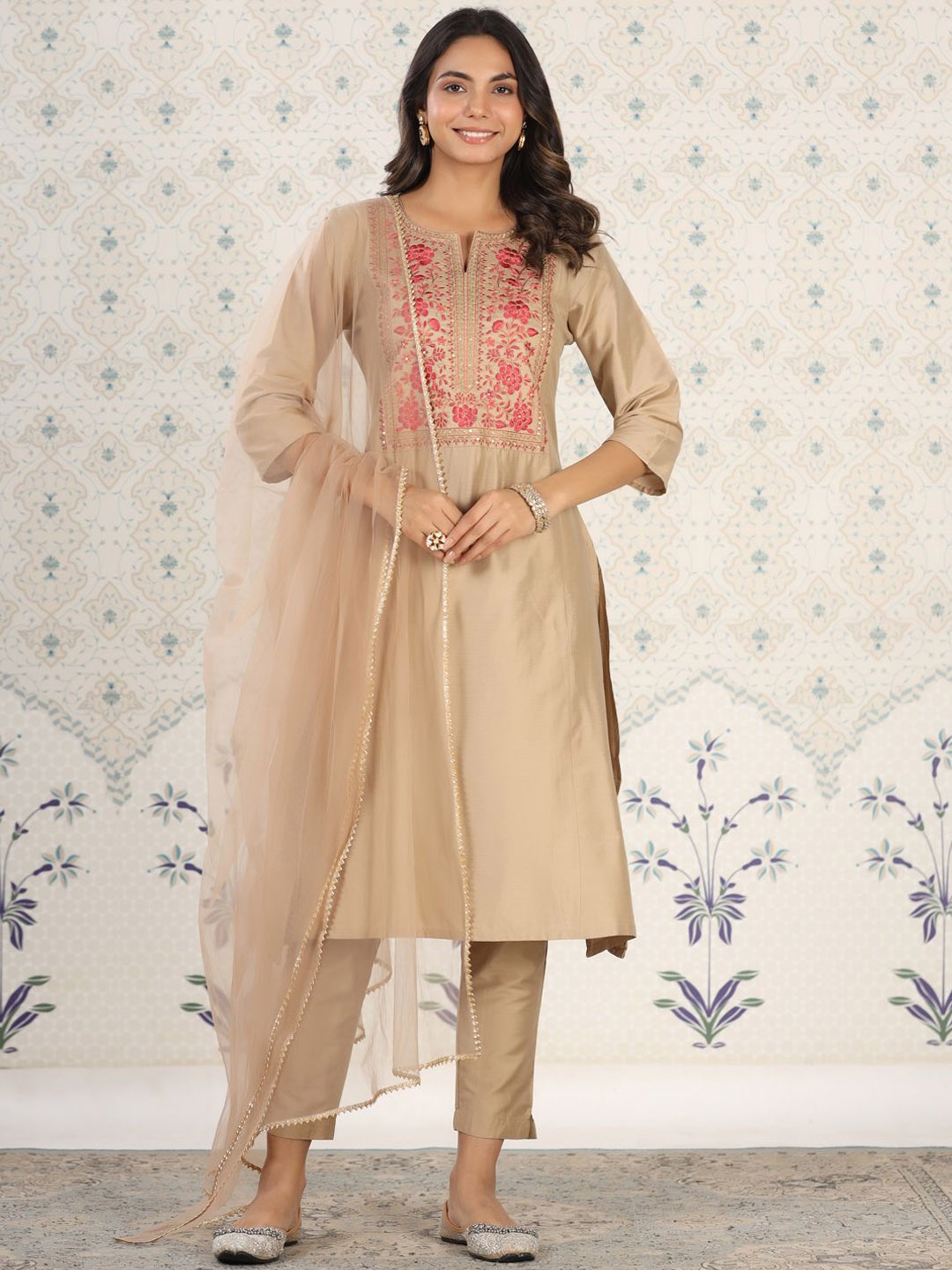 Ode by House of Pataudi Floral Yoke Design Sequinned Kurta with Trousers & Dupatta, Cream
Ode by House of Pataudi Floral Yoke Design Sequinned Kurta with Trousers & Dupatta, Cream