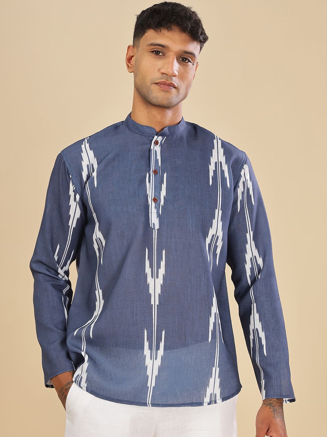 Vestirio Geometric Printed Mandarin Collar Long Sleeves Regular Straight Kurta, Navy blue
Vestirio Geometric Printed Mandarin Collar Long Sleeves Regular Straight Kurta, Navy blue