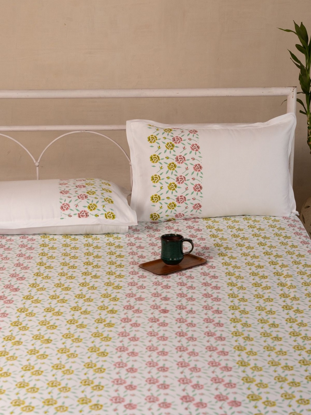 ADYA White & Red Floral Printed Pure Cotton 200 TC King Bedsheet Set 2.79 m x 2.54 m
ADYA White & Red Floral Printed Pure Cotton 200 TC King Bedsheet Set 2.79 m x 2.54 m