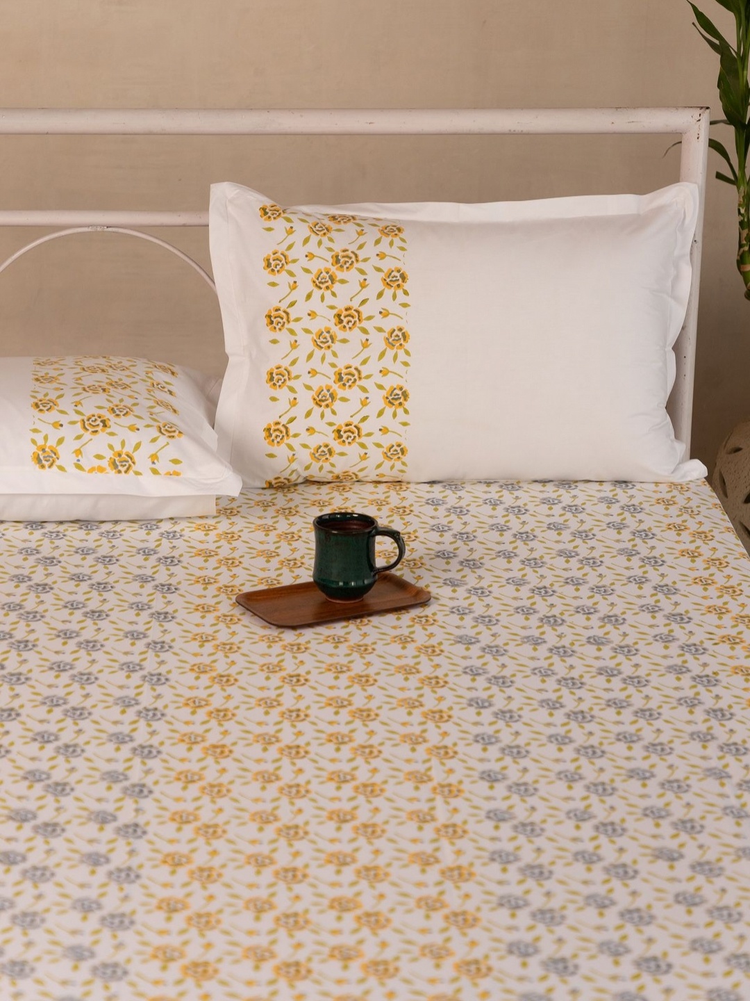 ADYA White & Blue Floral Printed Pure Cotton 200 TC King Bedsheet Set 2.79 m x 2.54 m
ADYA White & Blue Floral Printed Pure Cotton 200 TC King Bedsheet Set 2.79 m x 2.54 m