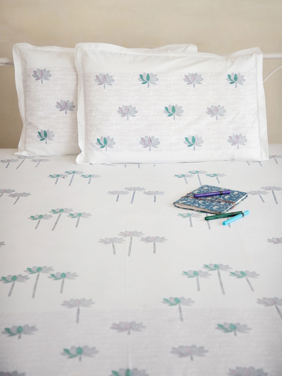 ADYA White & Blue Floral Printed Pure Cotton 200 TC King Bedsheet Set 2.79 m x 2.54 m
ADYA White & Blue Floral Printed Pure Cotton 200 TC King Bedsheet Set 2.79 m x 2.54 m