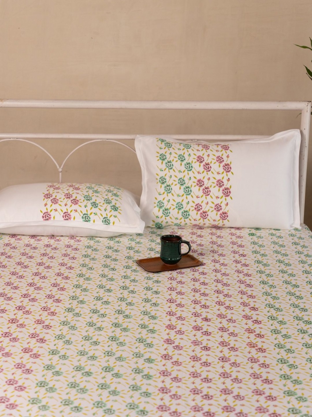 ADYA White & Red Floral Printed Pure Cotton 200 TC King Bedsheet Set 2.79 m x 2.54 m
ADYA White & Red Floral Printed Pure Cotton 200 TC King Bedsheet Set 2.79 m x 2.54 m