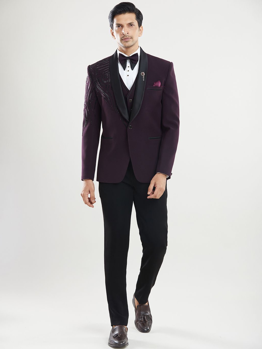 Aryavir Malhotra Men Shawl Collar Stone And Beads 4-Piece Regular Fit Suit, Red
Aryavir Malhotra Men Shawl Collar Stone And Beads 4-Piece Regular Fit Suit, Red