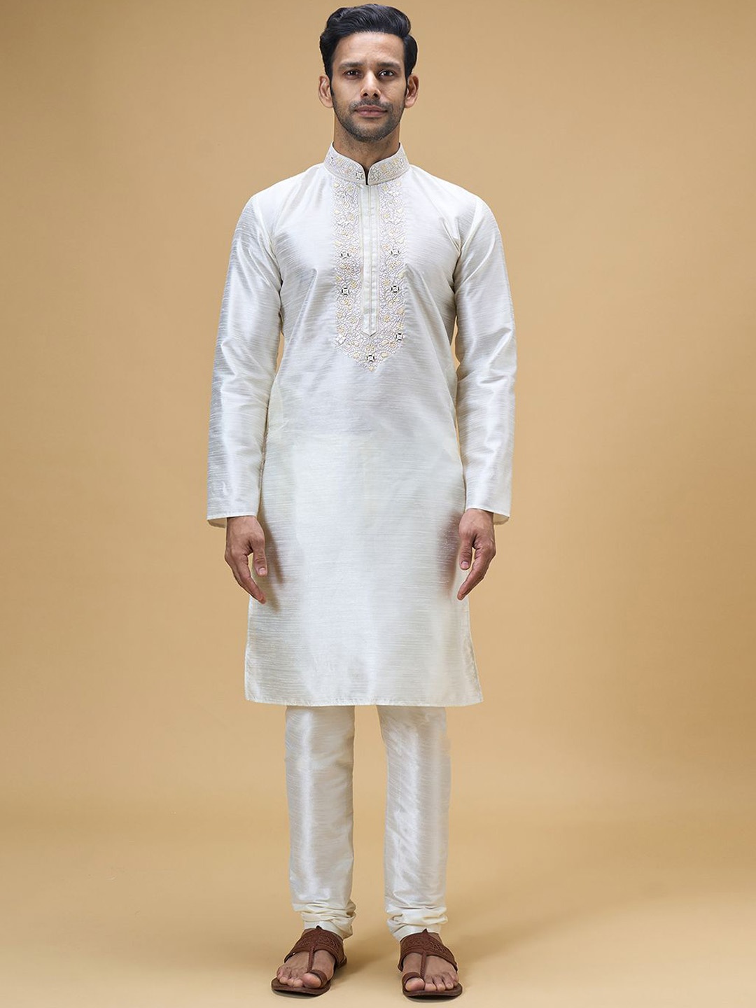 Arihant Rai Sinha Mandarin Collar Floral Embroidered Thread Work Kurta with Trousers, White
Arihant Rai Sinha Mandarin Collar Floral Embroidered Thread Work Kurta with Trousers, White