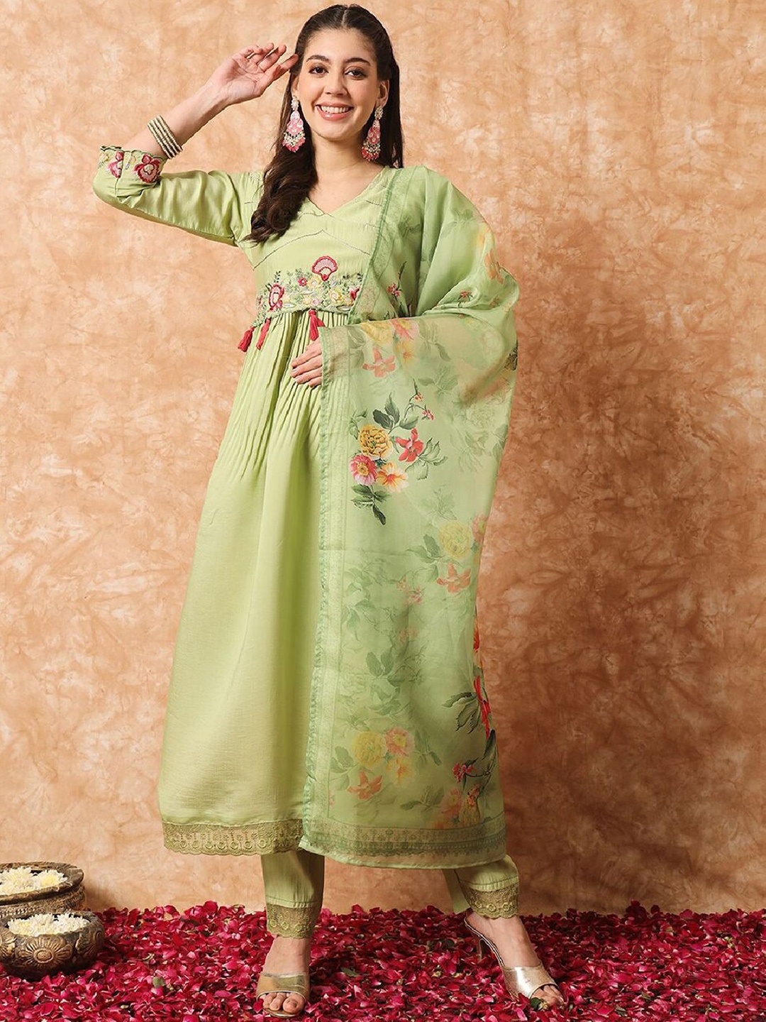 Yara Creation Women Floral Embroidered Regular Chanderi Silk Kurta with Trousers & With Dupatta, Green
Yara Creation Women Floral Embroidered Regular Chanderi Silk Kurta with Trousers & With Dupatta, Green