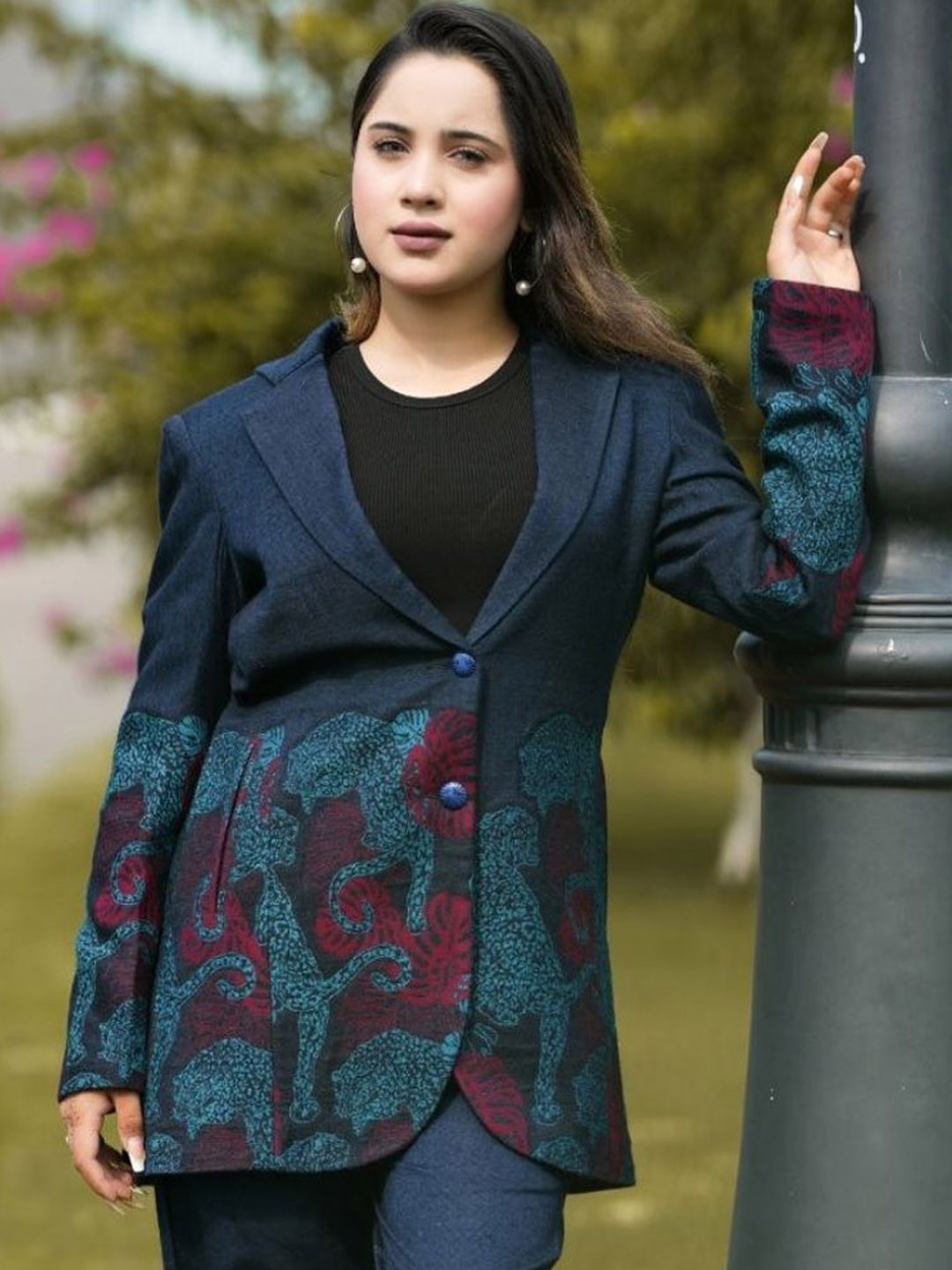 HOUSE OF KIRNA'S WITH LOGO OF HOK Self-Design Coat & Trouser Co-Ords, Navy blue
HOUSE OF KIRNA'S WITH LOGO OF HOK Self-Design Coat & Trouser Co-Ords, Navy blue