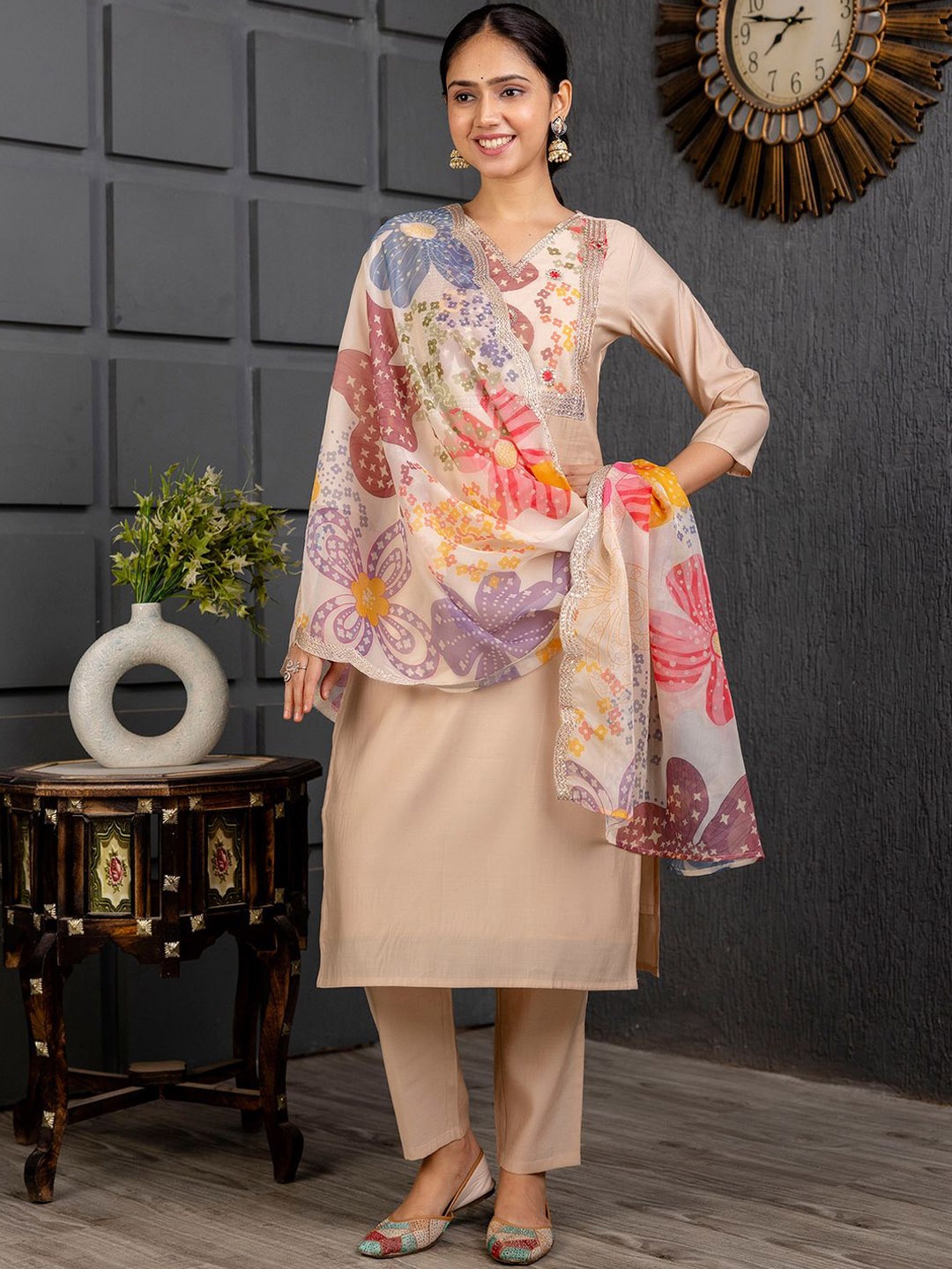DIVASTRI Ethnic Motifs Yoke Design Thread Work Straight Kurta With Trouser & Dupatta, Cream
DIVASTRI Ethnic Motifs Yoke Design Thread Work Straight Kurta With Trouser & Dupatta, Cream