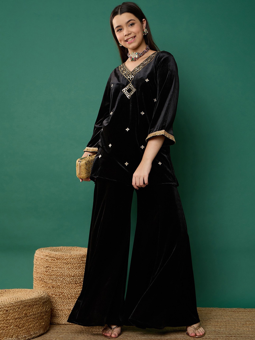 Noh.Voh - SASSAFRAS Kids Girls Embroidered Regular Velvet Straight Kurti with Palazzos, Black
Noh.Voh - SASSAFRAS Kids Girls Embroidered Regular Velvet Straight Kurti with Palazzos, Black