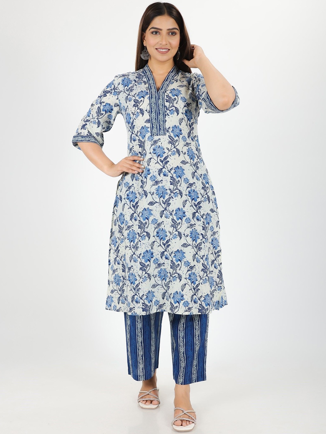 Aramya Floral Printed V-Neck Regular Pure Cotton Straight Kurta With Trouser, Navy blue
Aramya Floral Printed V-Neck Regular Pure Cotton Straight Kurta With Trouser, Navy blue