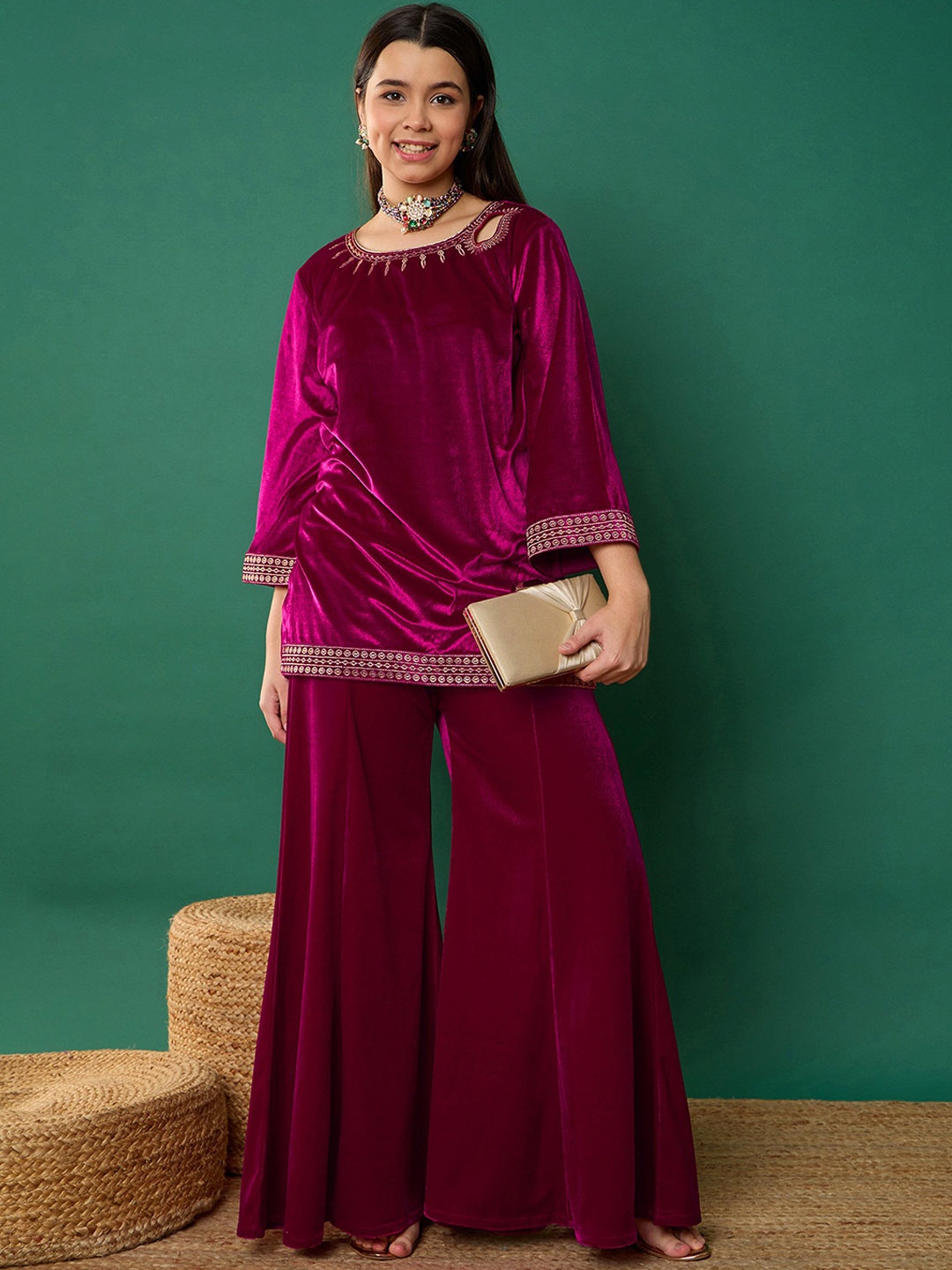 Noh.Voh - SASSAFRAS Kids Girls Regular Thread Work Velvet Straight Kurta with Palazzos, Fuchsia
Noh.Voh - SASSAFRAS Kids Girls Regular Thread Work Velvet Straight Kurta with Palazzos, Fuchsia