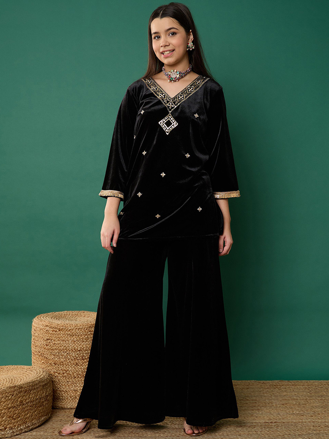 Noh.Voh - SASSAFRAS Kids Ethnic Motifs Embroidered V-Neck Velvet Thread Work Kurti, Black
Noh.Voh - SASSAFRAS Kids Ethnic Motifs Embroidered V-Neck Velvet Thread Work Kurti, Black