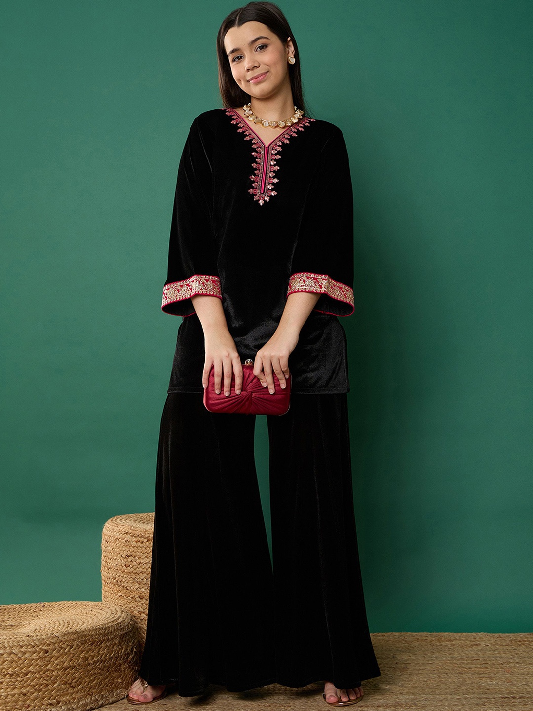 Noh.Voh - SASSAFRAS Kids Girls Sequinned Regular Velvet Straight Kurta with Palazzos, Black
Noh.Voh - SASSAFRAS Kids Girls Sequinned Regular Velvet Straight Kurta with Palazzos, Black