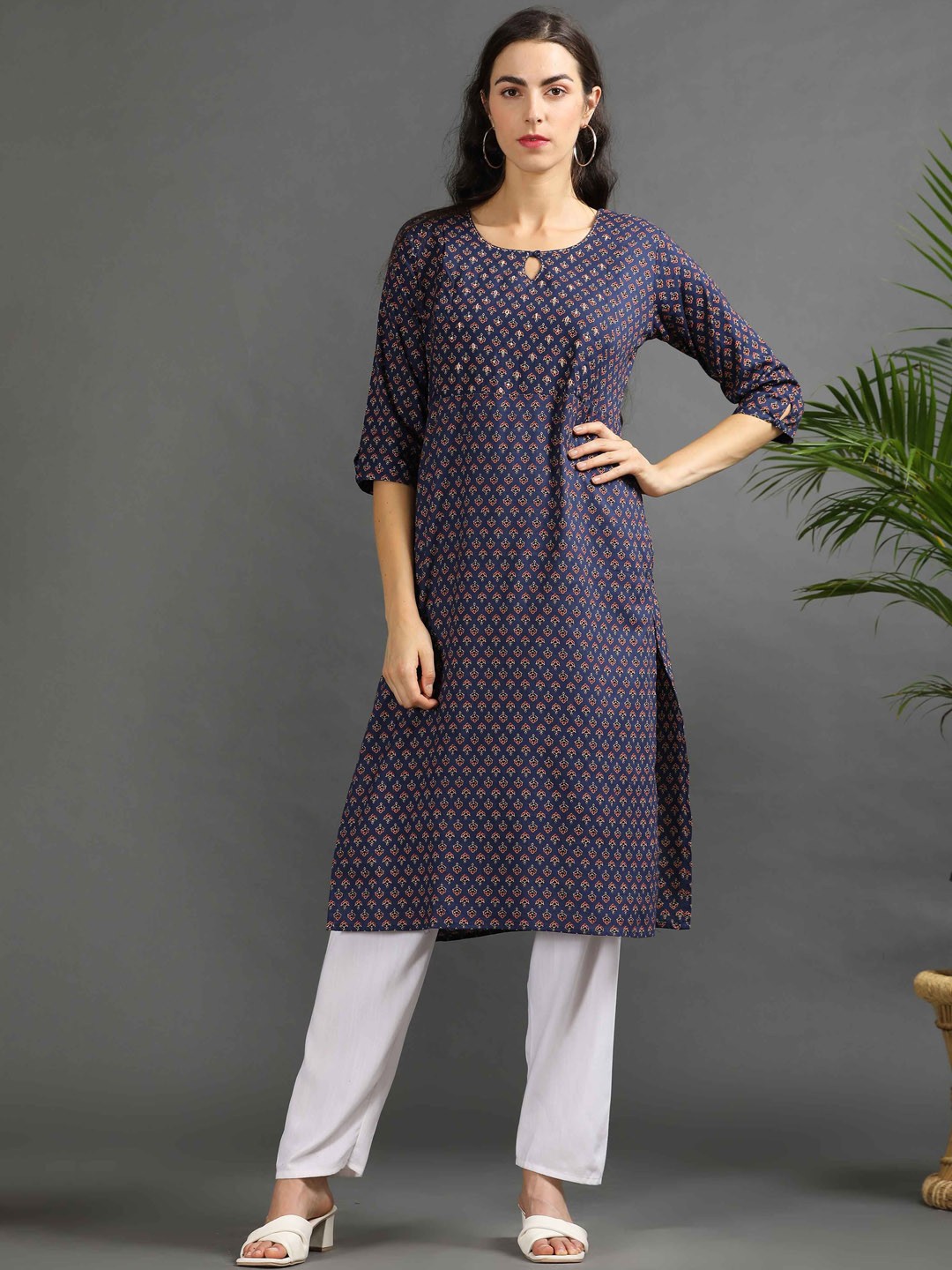 GOLDSTROMS Floral Printed Keyhole Neck Three-Quarter Sleeves Pure Cotton Kurta, Navy blue
GOLDSTROMS Floral Printed Keyhole Neck Three-Quarter Sleeves Pure Cotton Kurta, Navy blue