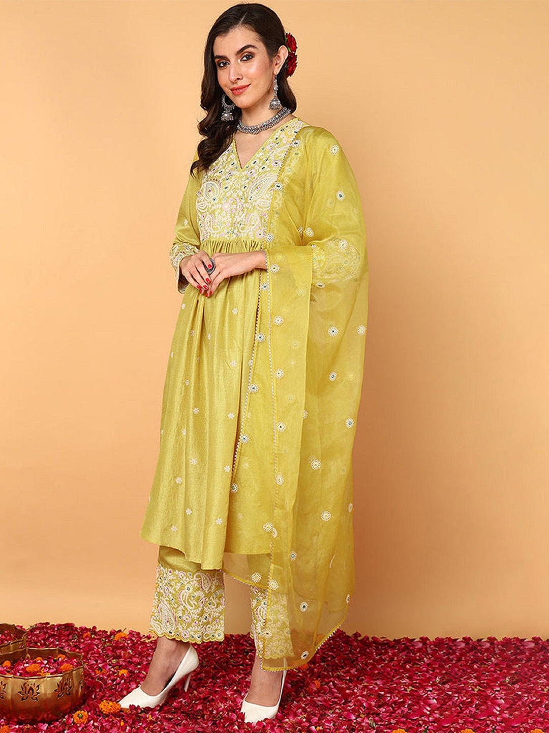 MAHALASA Women Ethnic Motifs Embroidered Regular Kurti with Trousers & With Dupatta, Yellow
MAHALASA Women Ethnic Motifs Embroidered Regular Kurti with Trousers & With Dupatta, Yellow