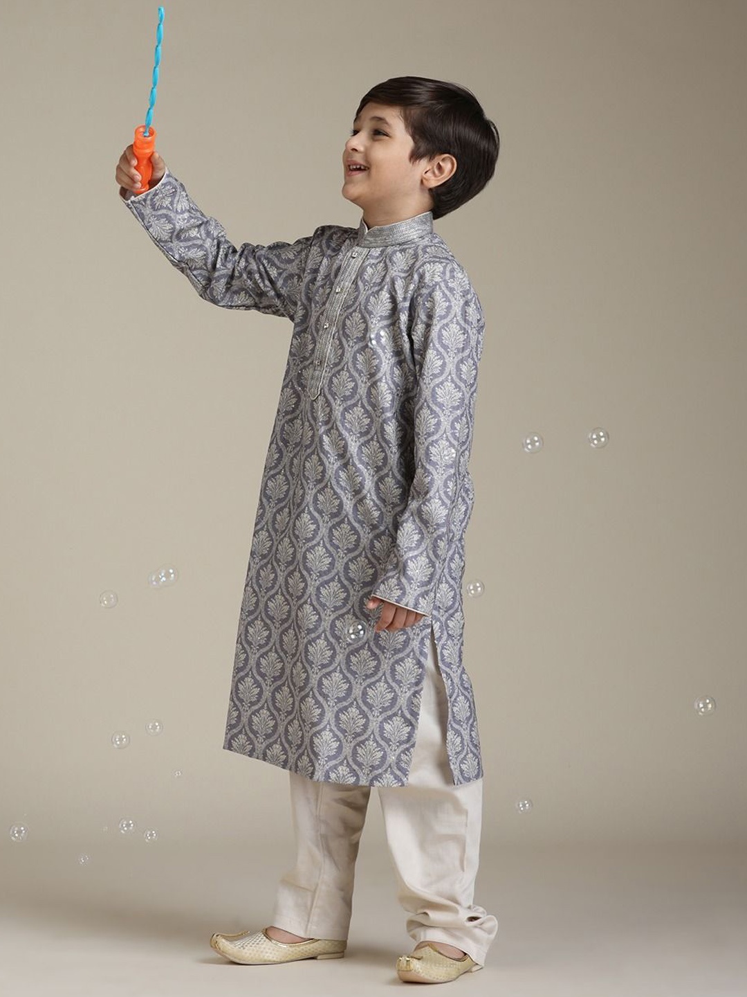 Manyavar Boys Ethnic Motifs Printed Regular Sequinned Straight Kurta with Pyjamas, Purple
Manyavar Boys Ethnic Motifs Printed Regular Sequinned Straight Kurta with Pyjamas, Purple