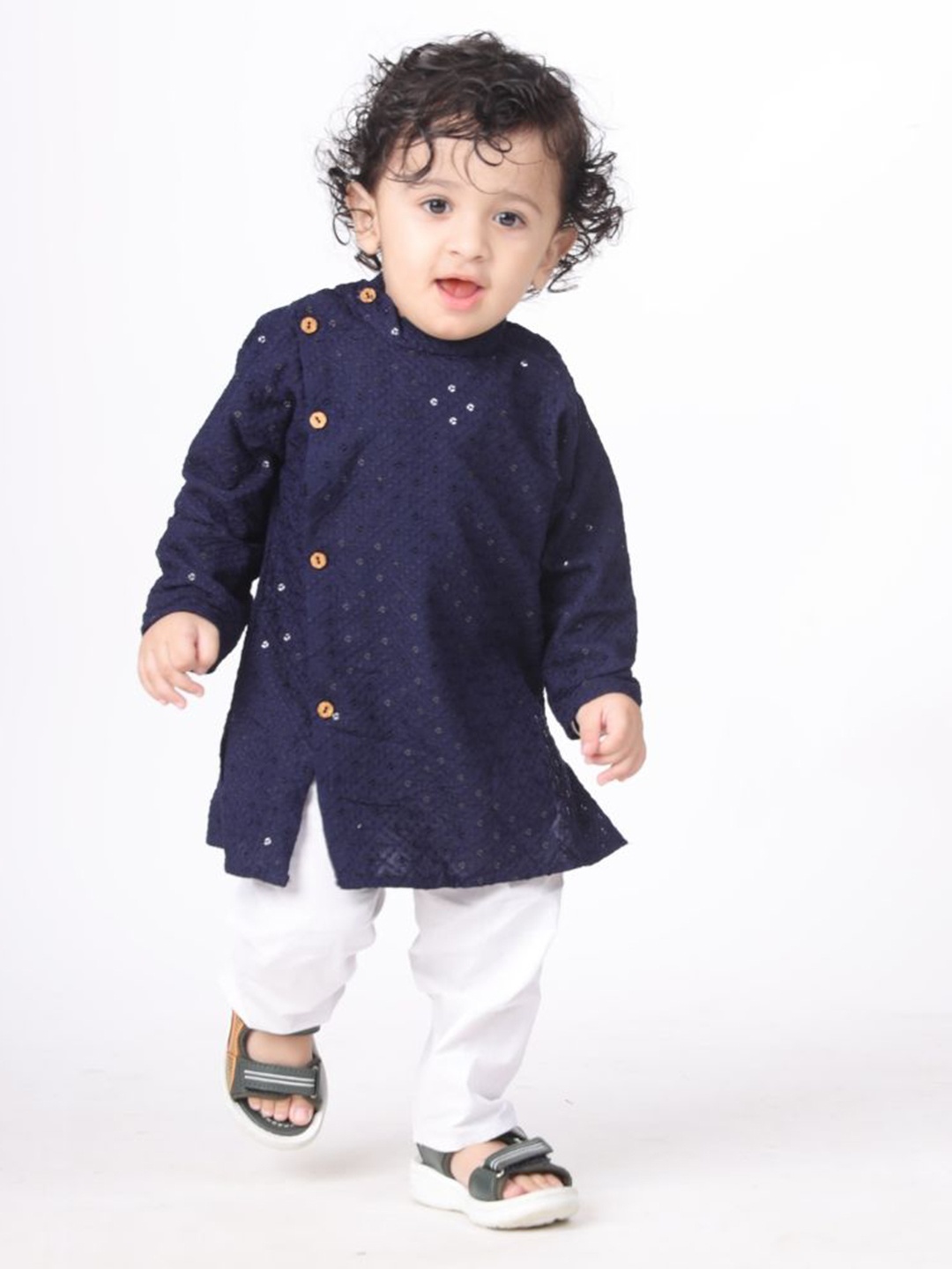 itsmycostume Boys Embroidered Sequinned Band Collar Pure Cotton Kurta with Trouser, Navy blue
itsmycostume Boys Embroidered Sequinned Band Collar Pure Cotton Kurta with Trouser, Navy blue