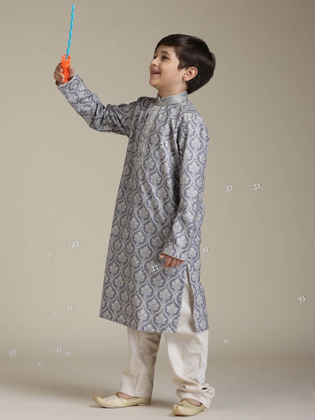 Manyavar Boys Floral Printed Mandarin Collar Sequinned Straight Kurta With Pyjamas, Purple
Manyavar Boys Floral Printed Mandarin Collar Sequinned Straight Kurta With Pyjamas, Purple
