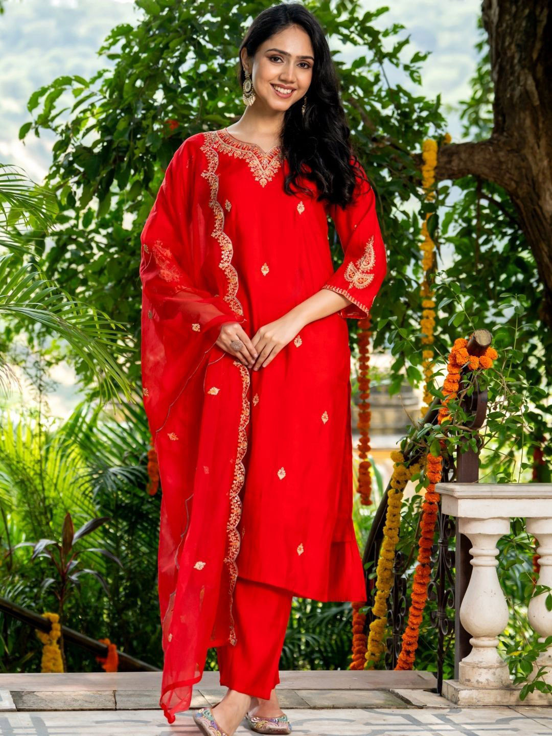 HOUSE OF JAMOTI Floral Embroidered Dupion Silk Straight Kurta With Trouser & Dupatta, Red
HOUSE OF JAMOTI Floral Embroidered Dupion Silk Straight Kurta With Trouser & Dupatta, Red
