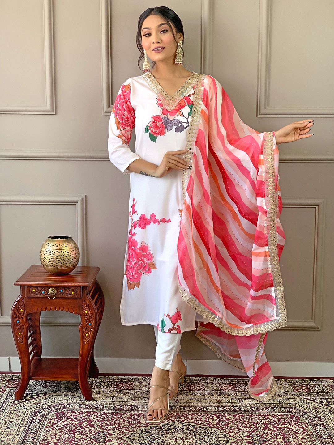 NIJANAND TEXTILE Floral Embroidered Sequinned Straight Kurta With Trousers & Dupatta, White
NIJANAND TEXTILE Floral Embroidered Sequinned Straight Kurta With Trousers & Dupatta, White