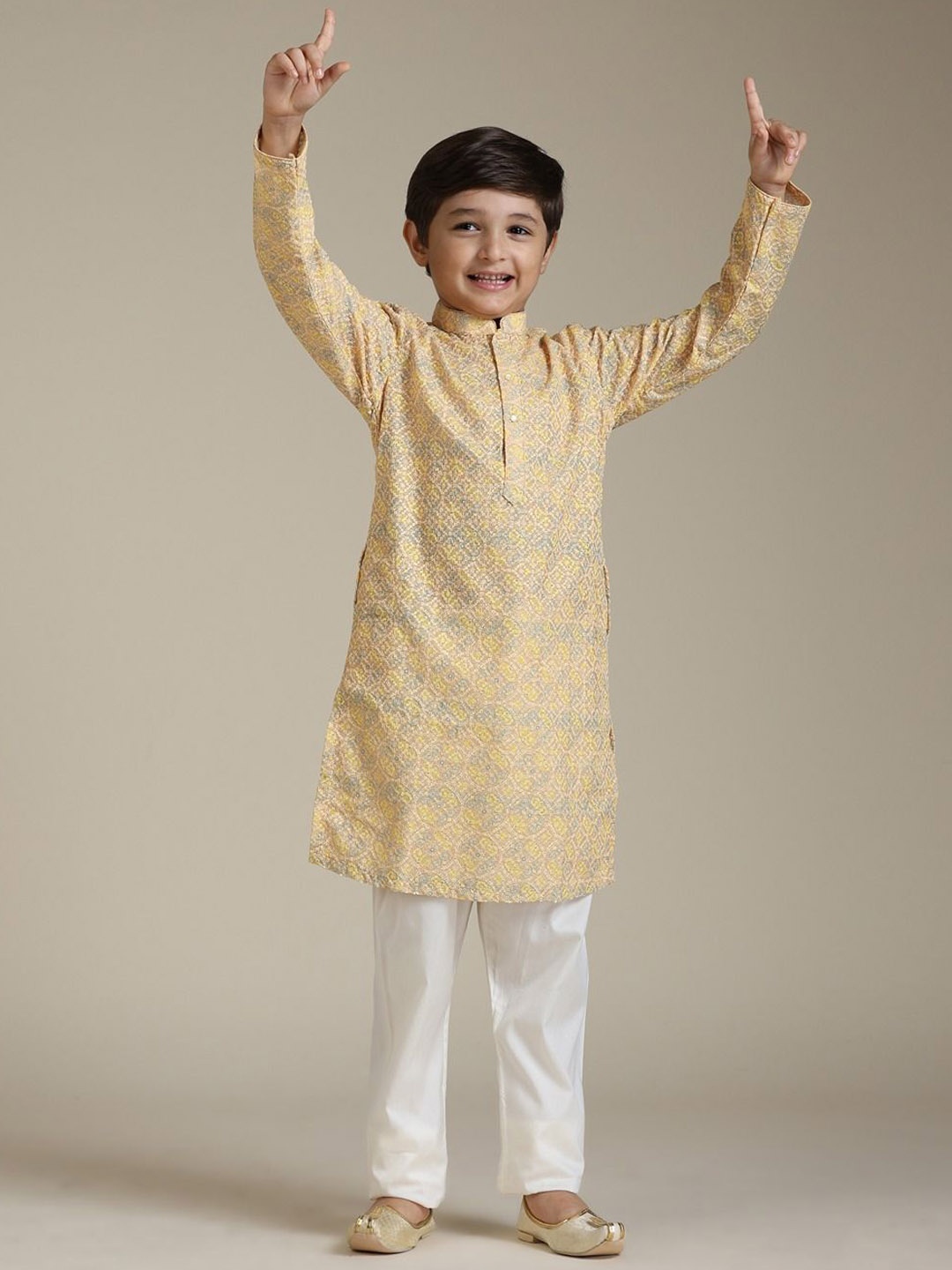 Manyavar Boys Floral Embroidered Regular Chikankari Straight Kurta with Pyjamas, Yellow
Manyavar Boys Floral Embroidered Regular Chikankari Straight Kurta with Pyjamas, Yellow