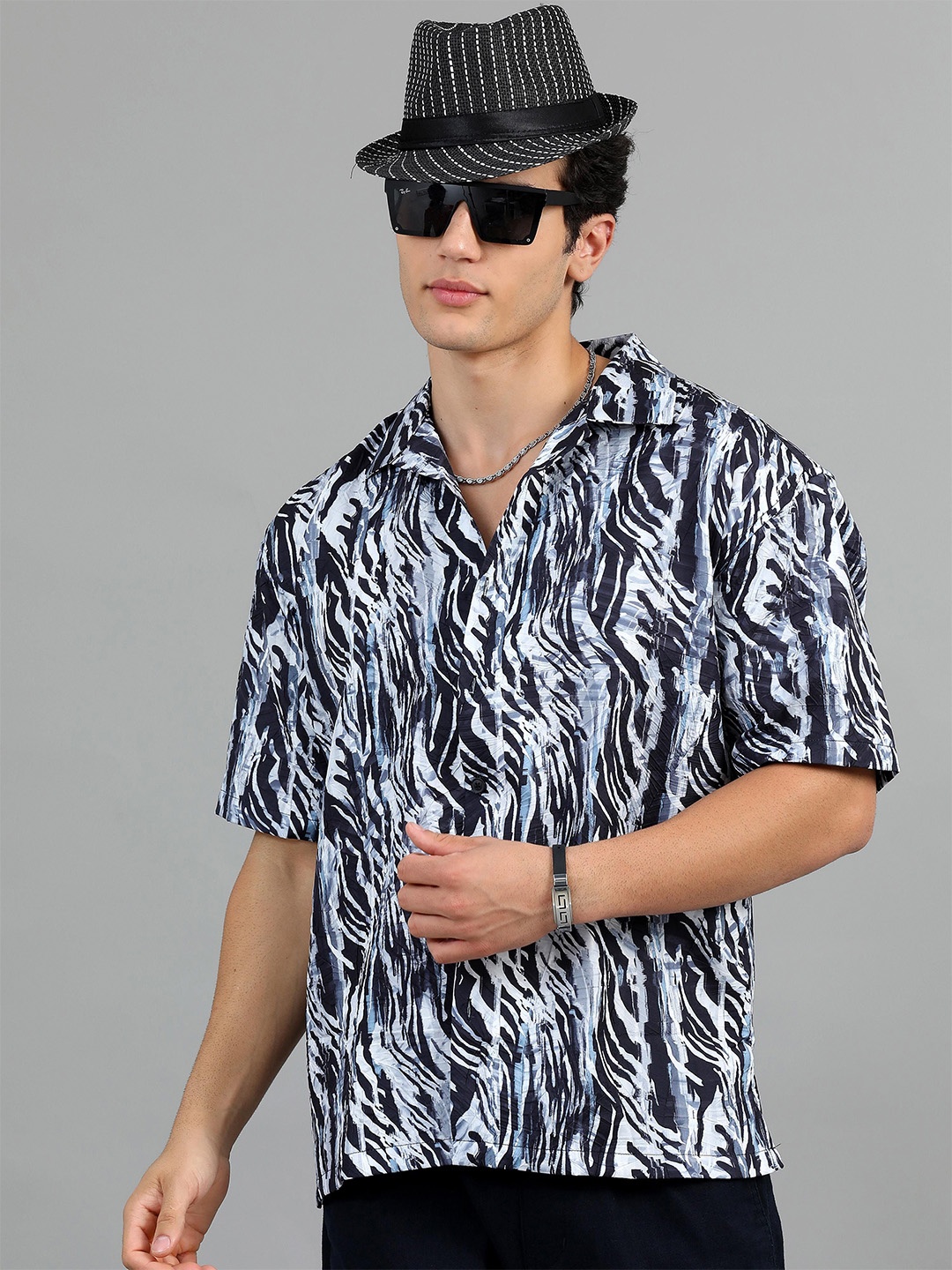 HOUSE OF MAHNOTS Men Relaxed Cuban Collar Abstract Printed Oversized Casual Shirt, Navy blue
HOUSE OF MAHNOTS Men Relaxed Cuban Collar Abstract Printed Oversized Casual Shirt, Navy blue