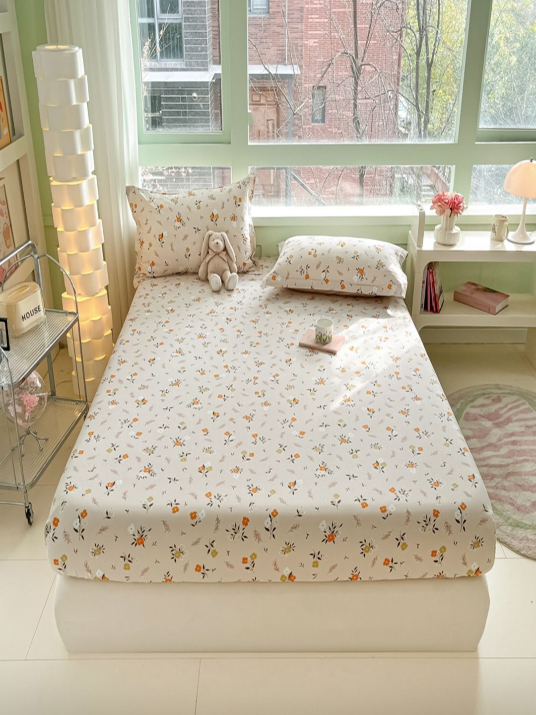 JC HOME Cream-Coloured & Orange Floral Cotton 220 TC Fitted Queen Bedsheet Set-1.5 m x 2 m
JC HOME Cream-Coloured & Orange Floral Cotton 220 TC Fitted Queen Bedsheet Set-1.5 m x 2 m