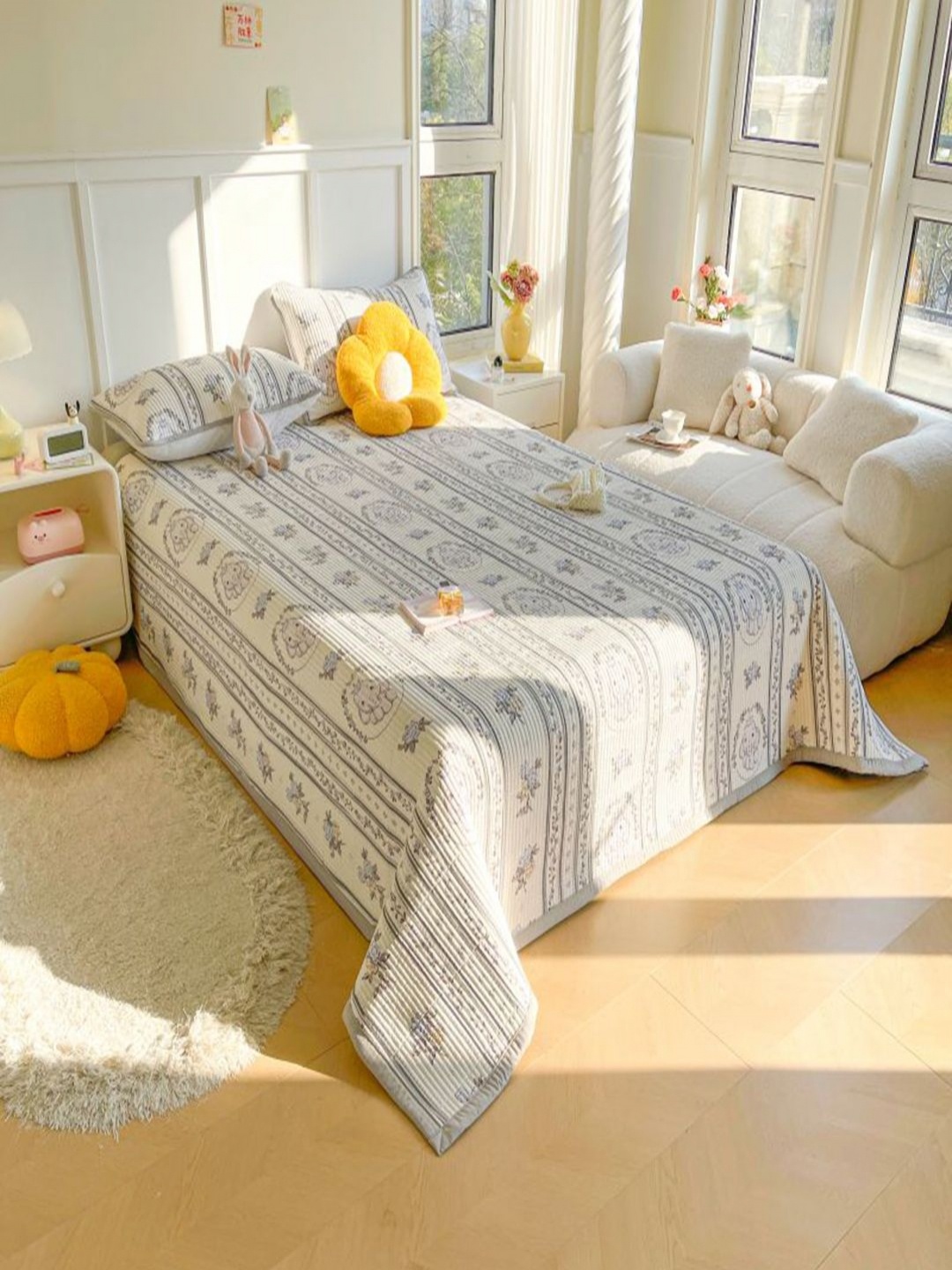 JC HOME White & Grey Floral Printed 162 TC Double King Bed Cover With 2 Pillow Covers
JC HOME White & Grey Floral Printed 162 TC Double King Bed Cover With 2 Pillow Covers