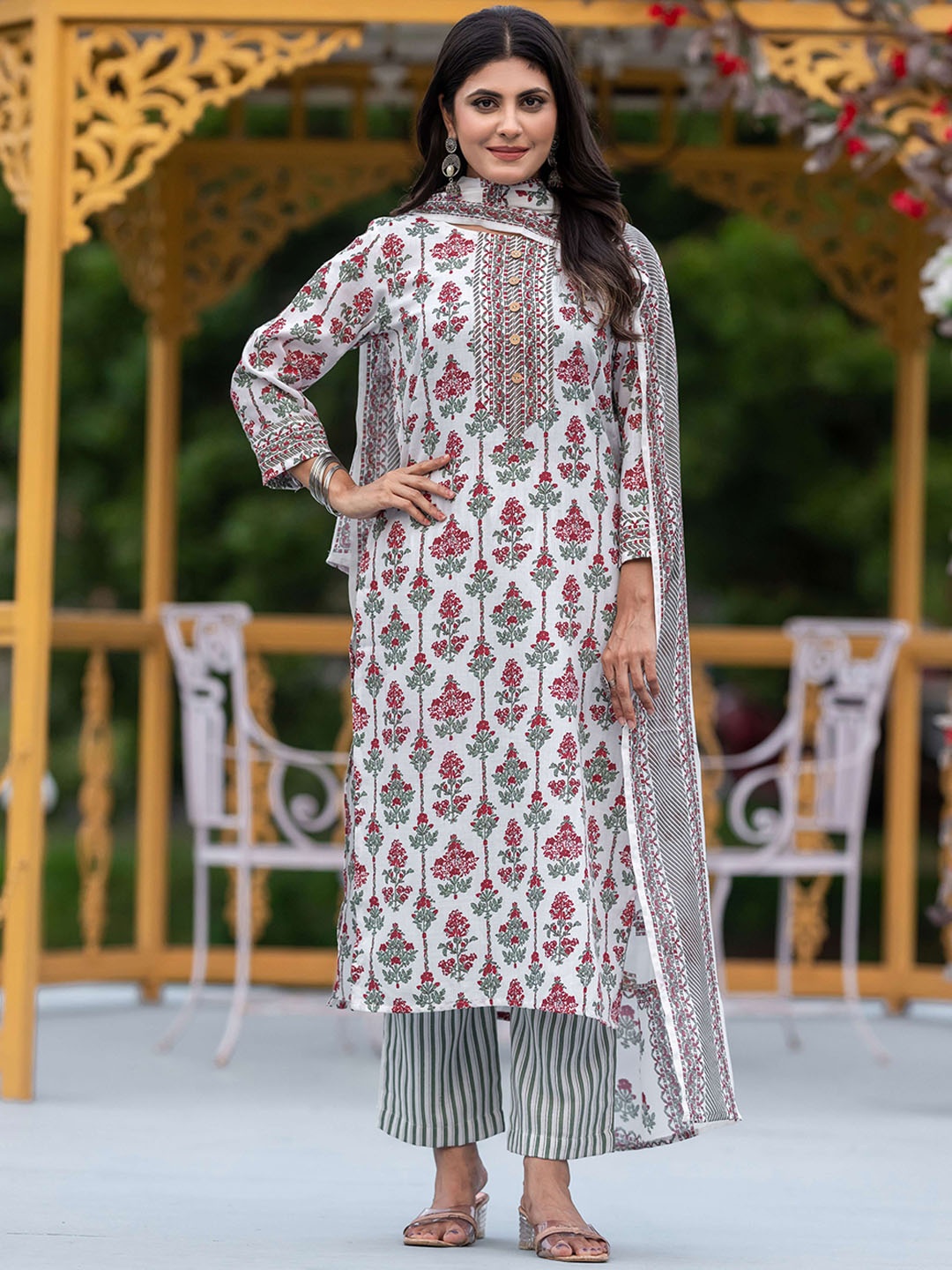 VORHIZA Floral Printed Round Neck Straight Kurta With Trousers & Dupatta, Red
VORHIZA Floral Printed Round Neck Straight Kurta With Trousers & Dupatta, Red